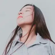 闭着眼睛的女生头像