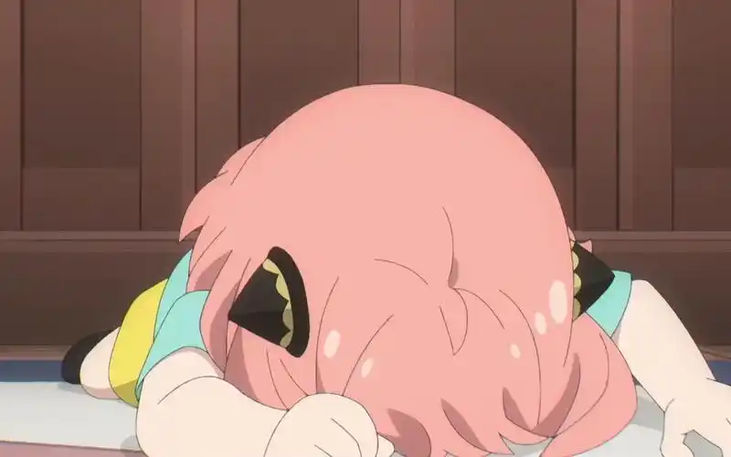 阿尼亚跪地求饶