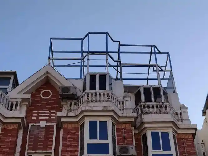 直击| 裕龙五区有人楼顶盖这种房子,物业及时出手!