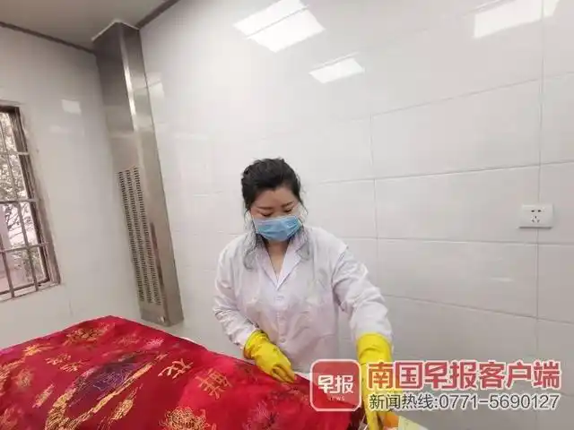 90后姑娘张艳秋,就是该殡仪馆一名遗容整理师.