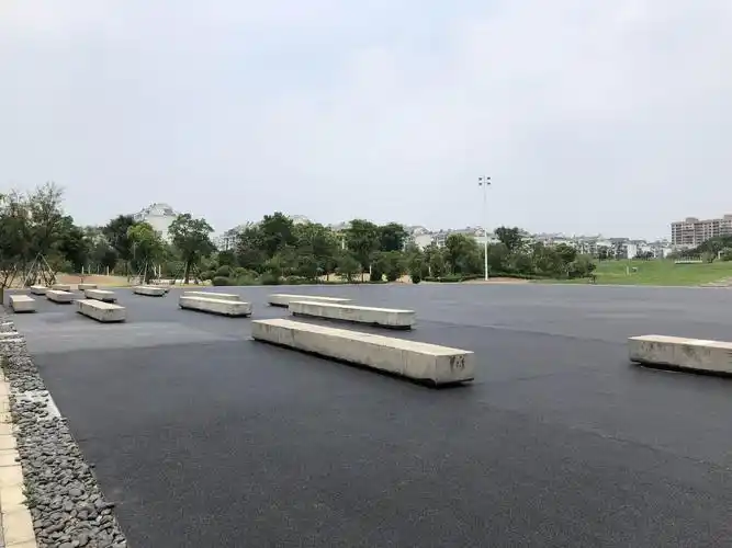 园外集散广场,整个沥青铺装有点粗暴.整体细节考虑都不够.