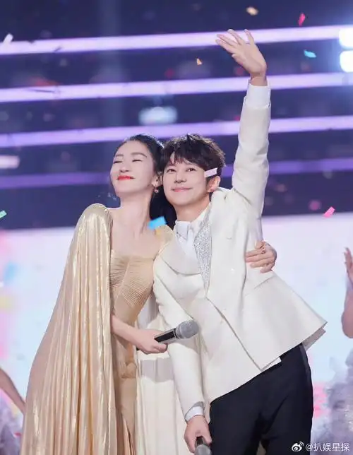 谢娜何炅同框合照