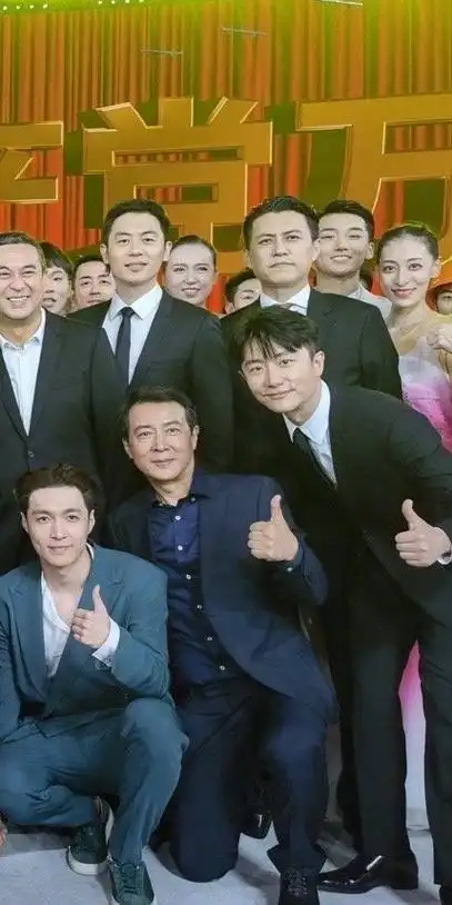 朱亚文参加党庆演出,被粉丝围住要签名,热情配合拍照超温柔