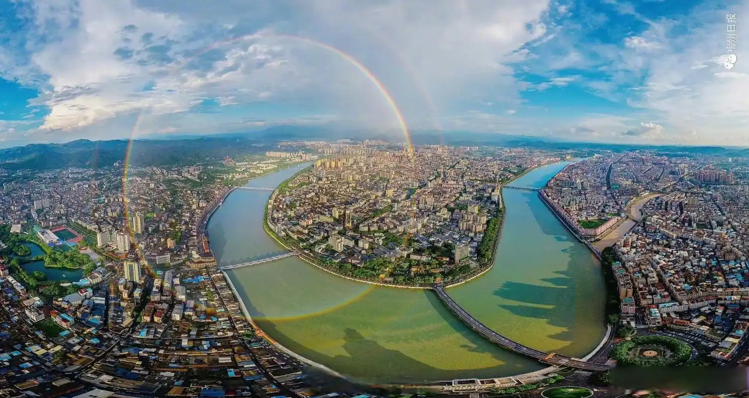 [心]】近日,广东梅州城区雨后初霁,梅江河上空出现完整环状彩虹的自然