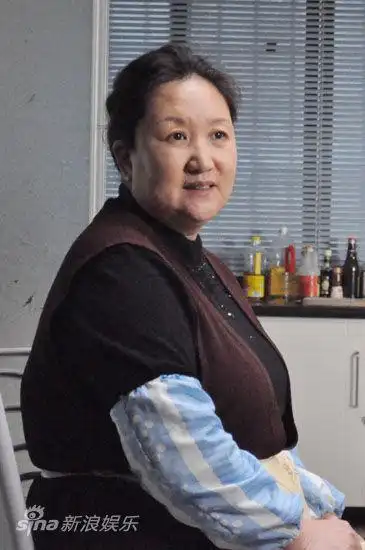 资料图片:电视剧《深白》剧照-赵玲琪饰黄母