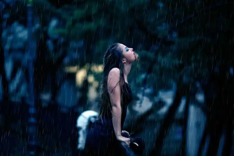 人物美女户外美女湿润的身体湿的头发自然雨womenwomen