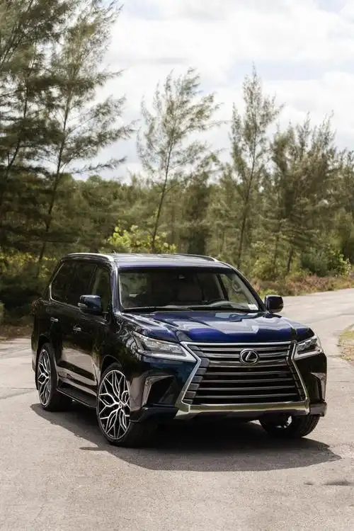 新款雷克萨斯lx570实拍前脸更犀利花瓣锻造轮毂好看但不搭