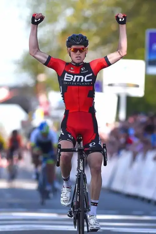 为什么大多数职业自行车运动员骑行时肚子看起来很鼓