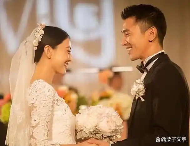 高圆圆赵又廷参加好友婚礼,夫妻俩甜蜜对视,结婚多年宛如热恋期