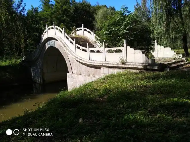 汉石桥侧面,因为有阴凉照成了这样,汉石桥湿地公园就是以这座桥命名的