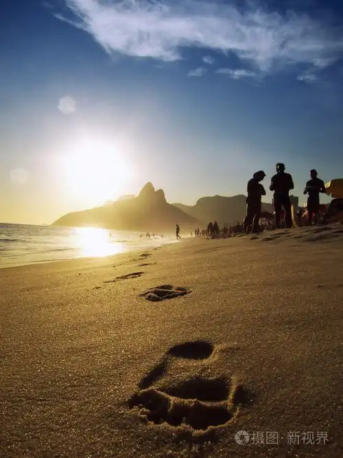 日落伊帕内马海滩海岸的足迹照片-正版商用图片1ij82b-摄图新视界