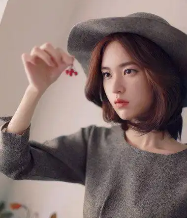 娃娃脸的女生可爱吗,娃娃脸偏分中短发烫发发型图9