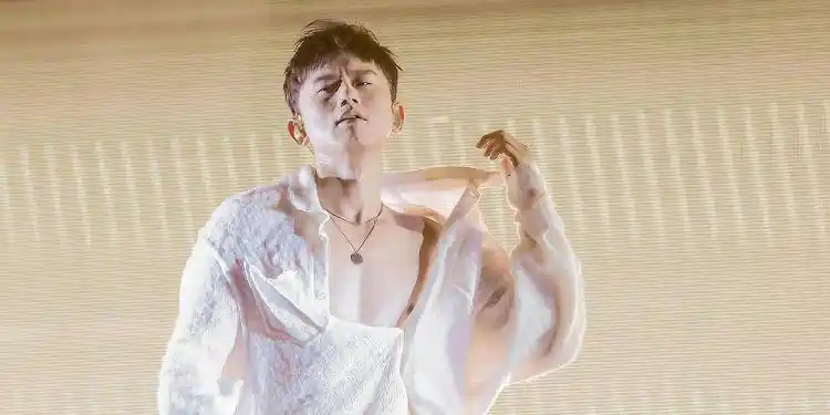 张杰演唱会浑身湿透,大秀胸肌腹肌荷尔蒙爆表_网易视频