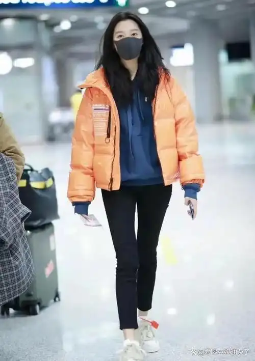 关晓彤真敢穿,不仅能够叠穿两件羽绒服,而且还敢穿着