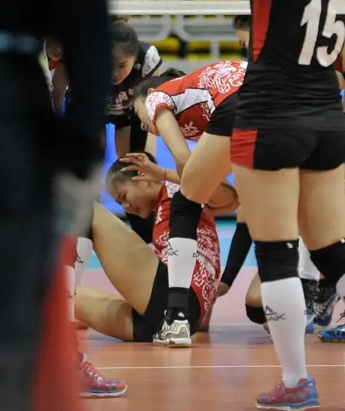 (龚翔宇崴脚倒地.殷小平摄)