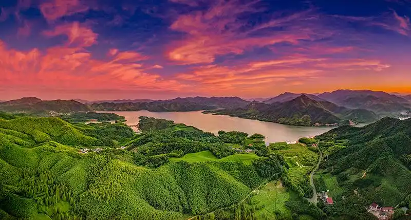 红霞映遍莫干山