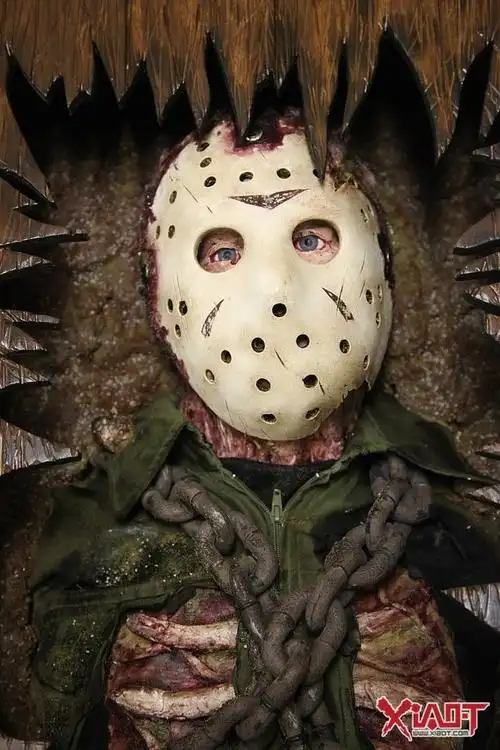 将杰森以腐朽败坏的木头埋在地底的造型作为设计,具备了大量恶心恐怖