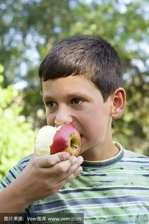 男孩吃苹果