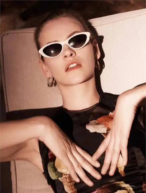 拉脱维亚超模ginta lapina演绎夏日别致复古风情