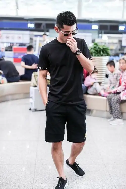 张继科休闲装现身机场,全身肌肉引人想舔屏,是接机景甜吗?