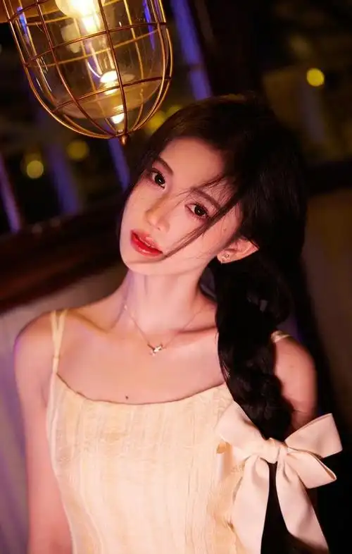 鞠婧祎今日直播造型图好温柔