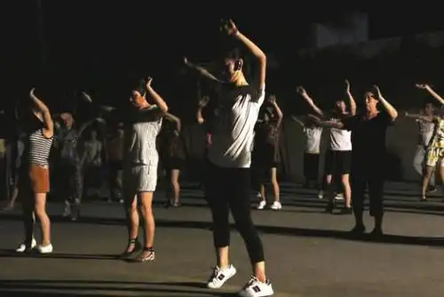 (夜间广场舞教学)