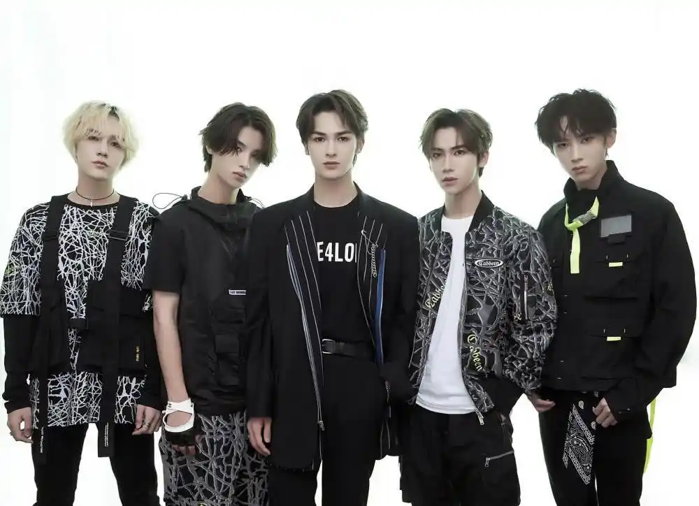 新浪看点# 杜华晒与乐华七子合照!美颜滤. 来自视界看点 - 微博