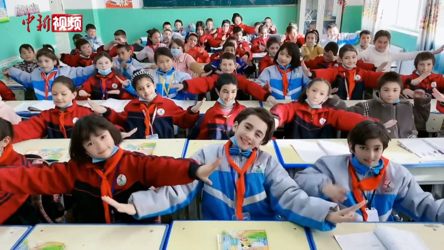 新疆小学生集体手舞颜值爆表惊艳网友