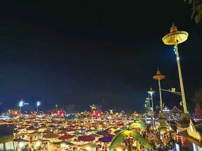 位于云南省西双版纳傣族自治州景洪市的告庄西双景星光夜市流光溢彩