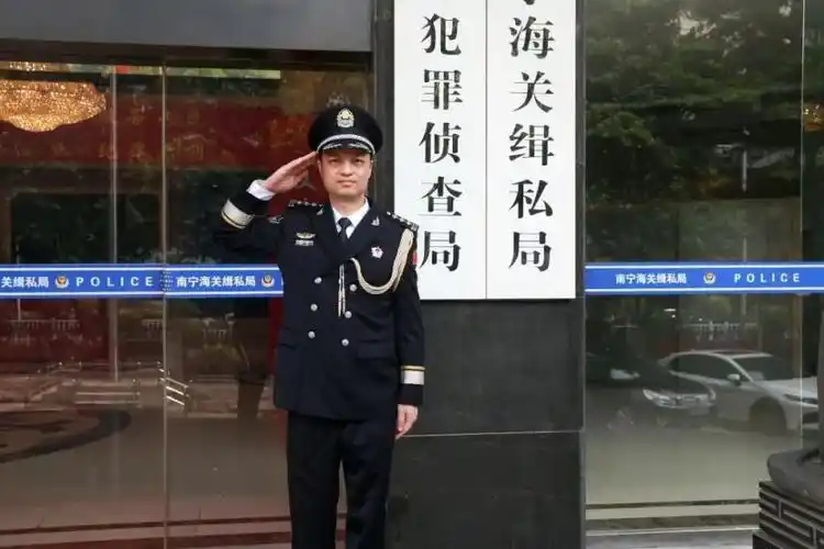 得力√东兴这名"优秀缉私警察"坚守初心担使命,忠诚尽责守国门!