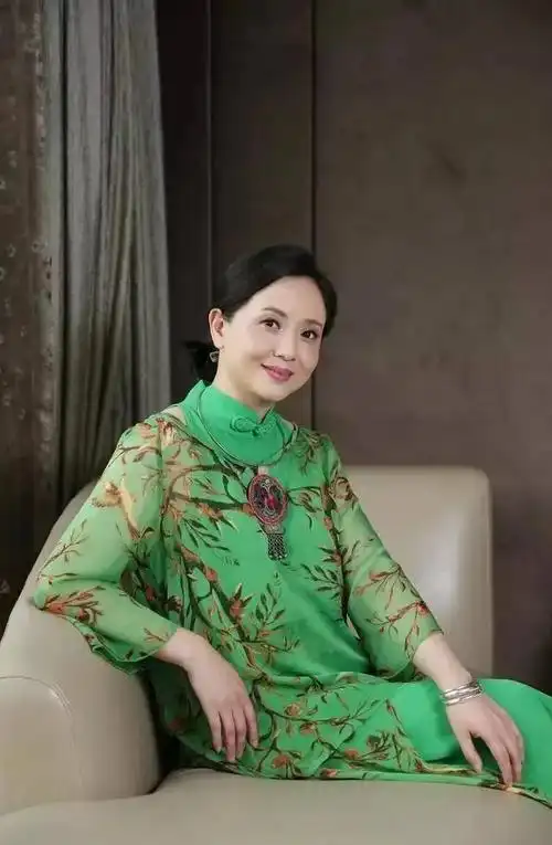 56岁陶慧敏天生丽质,不减肥不伪装年轻,穿墨绿长裙端庄大气!