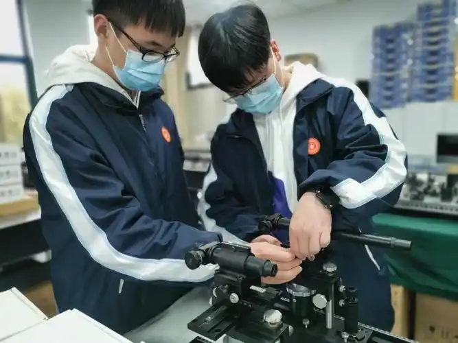 高中生走进大学实验室