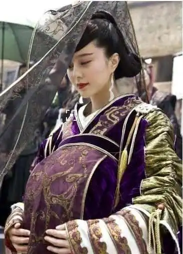 据悉未婚未孕的范冰冰多次出演孕妇但是古装大肚照还是孙俪最走心