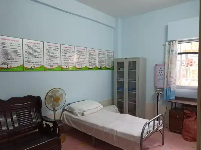 交通方便,是一所科学管理,环境优雅, 师资力量雄厚的幼儿园