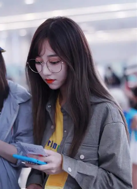 终于知道了冯薪朵为啥出门总戴眼镜,不是近视,也不是装文化人!