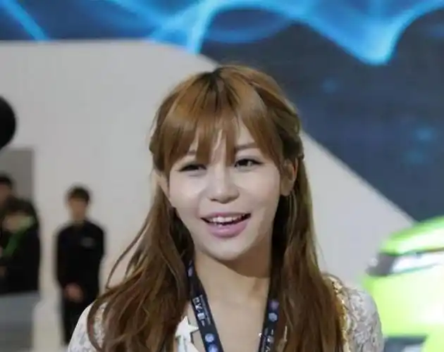 13年前宁坐宝马哭不坐自行车笑的女孩马诺如今怎么样了