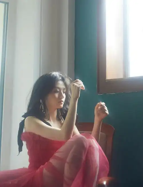 今日,演员@春夏_x 发布纱裙大片,图片中春夏举手投足间尽显优雅_高清