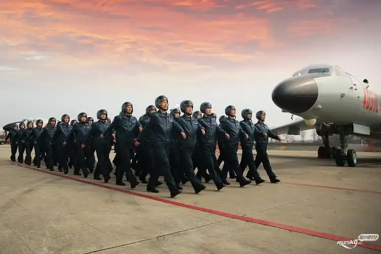 空军展现真正战略实力 12架轰-6k飞越南海上空