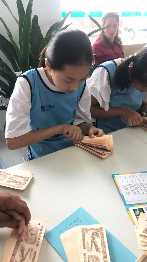 看!我们认真数钱的样!