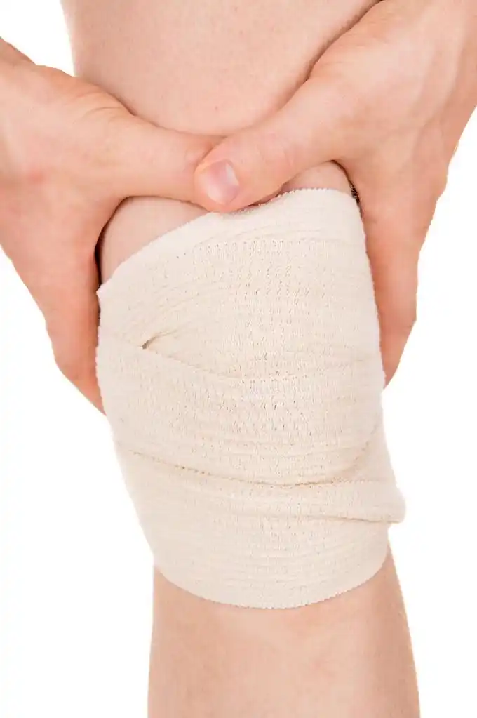 用弹性绷带包扎膝关节