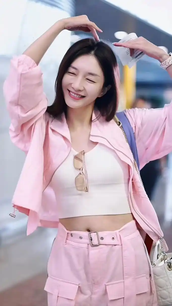 江疏影不带眼镜真的美多了,眼睛好看啊,带了眼镜会小很多