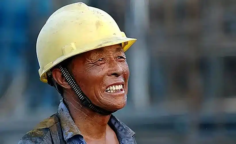 回顾24岁外国美女嫁45岁农民工婚后一年生混血娃一家三口睡工地