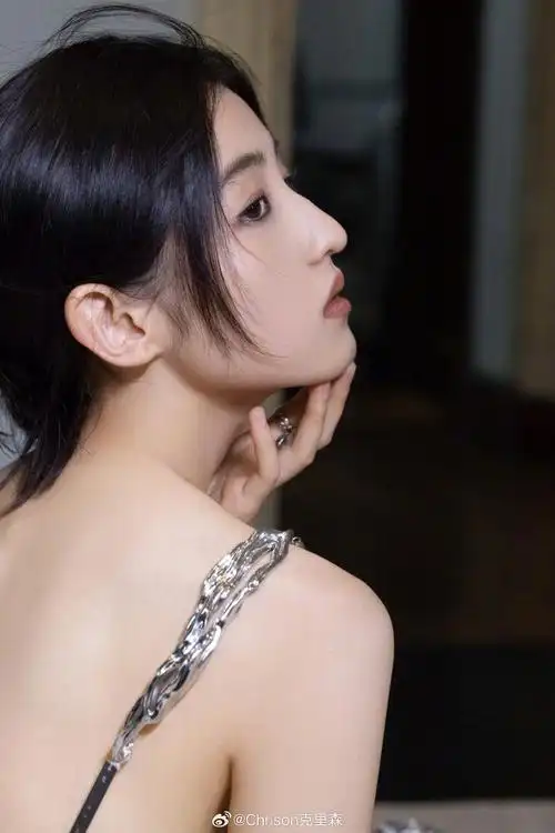 张子枫身穿银灰色流苏礼服亮相vogue红毯