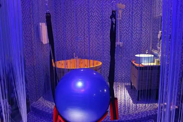 首先,在房间里放上这个瑜伽球会给顾客一种新鲜感,而且在风格比较唯美