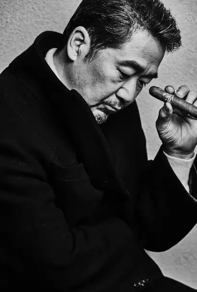 张国立手拿雪茄,拍黑白写真,沧桑又洒脱,男人味十足