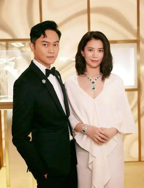 袁咏仪个人资料简介(20岁被赌王和富商环绕)(10)