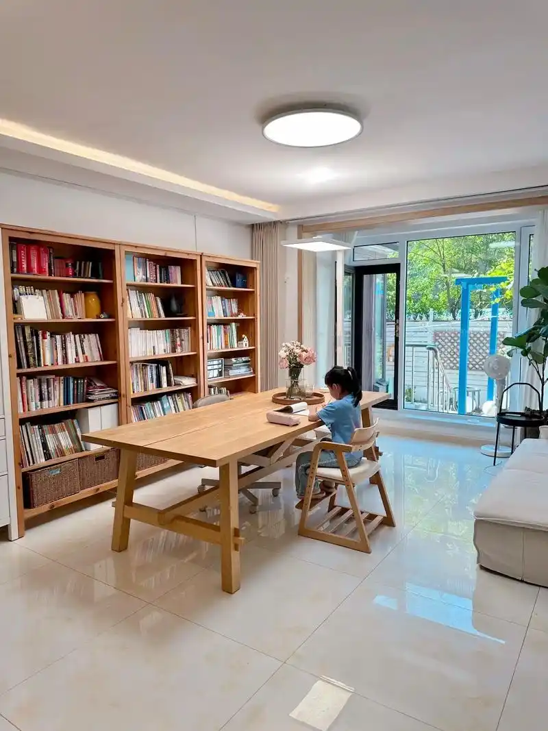 假期里的客厅书房