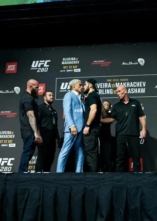 前前轻重量级冠军骨头乔恩琼斯升重挑战/现重量级冠军铁血战士纳干诺