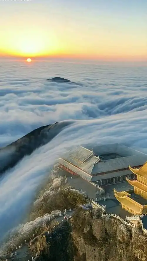 蹲守四天三夜,吃了三箱辣条,坠毁两架无人机,终于拍到了峨眉山金顶