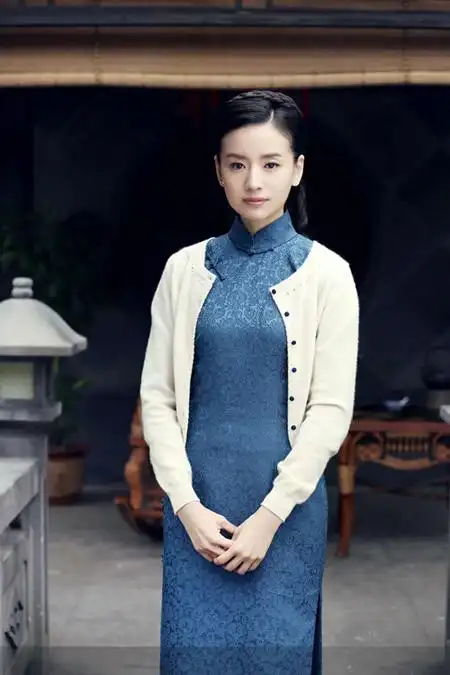 说到民国装扮的女神,第一个会想到的就是董洁,当年《金粉世家》中的冷